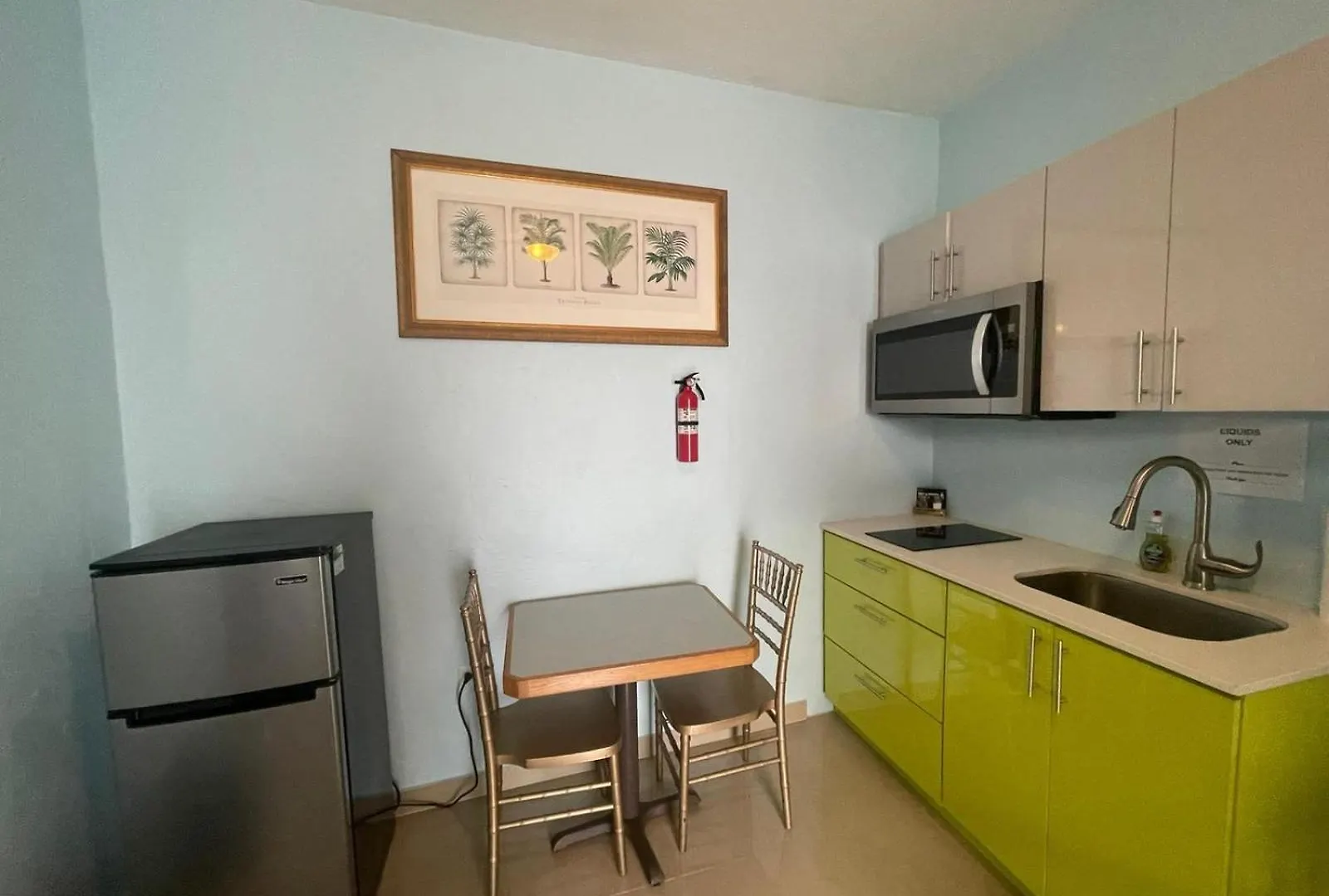 Private Studio Near Beach-Full Bath, Kitchenette, Sleeps 2, Unit 5 San Juan Apartment