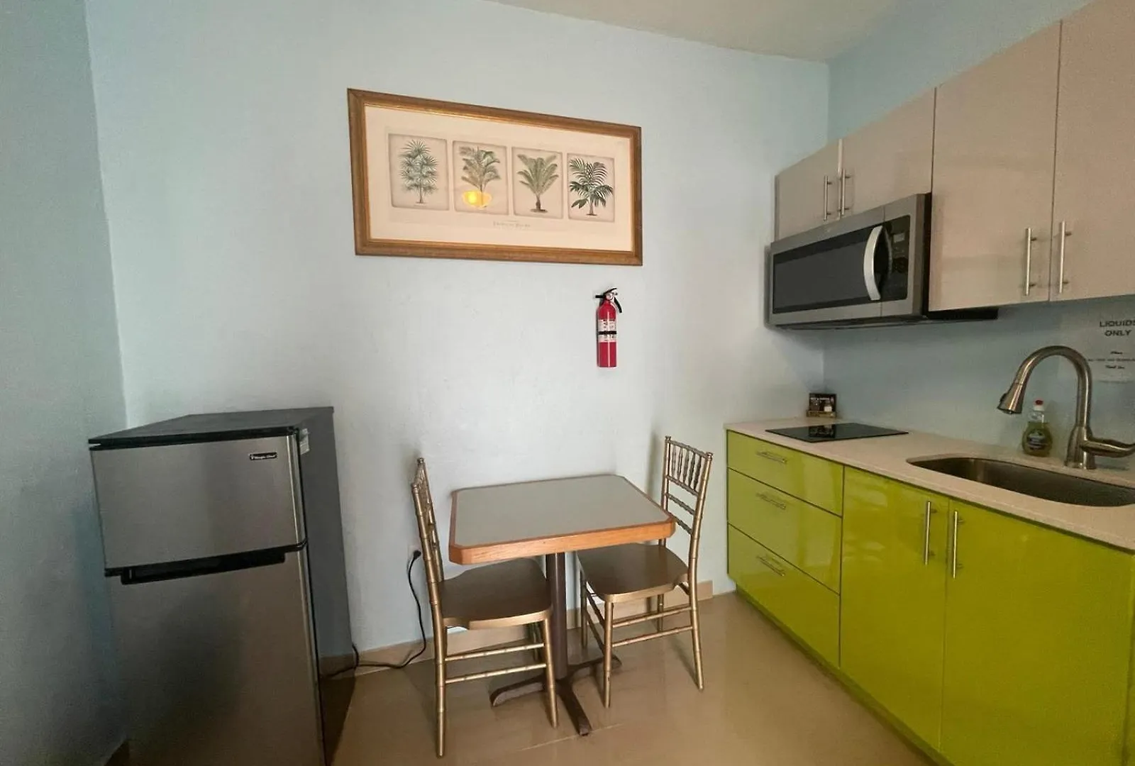 Private Studio Near Beach-Full Bath, Kitchenette, Sleeps 2, Unit 5 San Juan