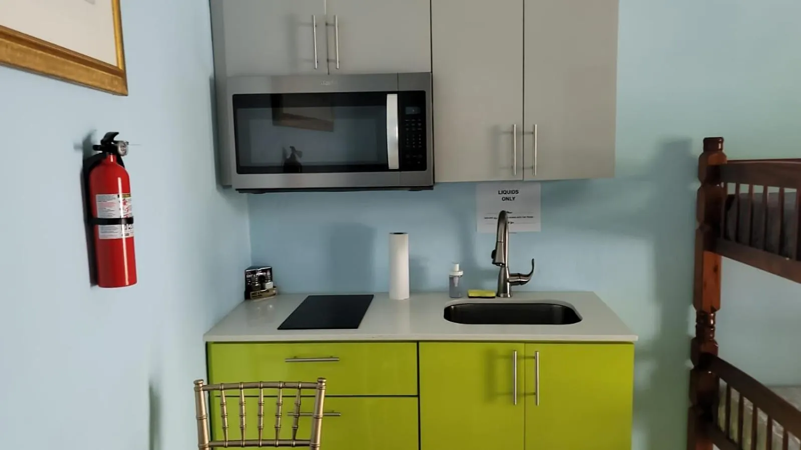Private Studio Near Beach-Full Bath, Kitchenette, Sleeps 2, Unit 5 San Juan Apartment