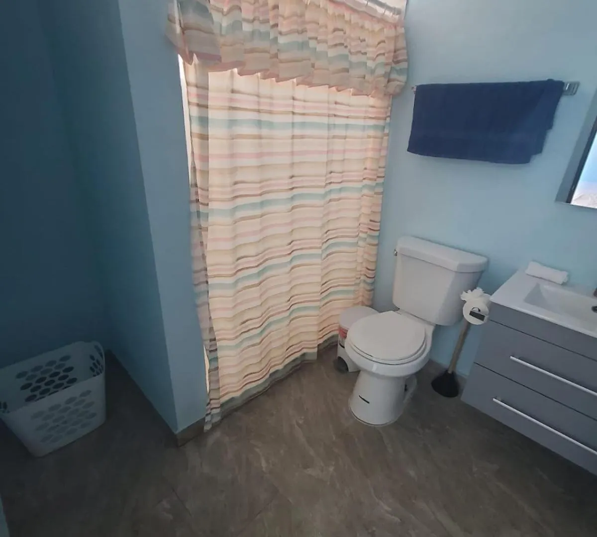 Private Studio Near Beach-Full Bath, Kitchenette, Sleeps 2, Unit 5 San Juan Apartment