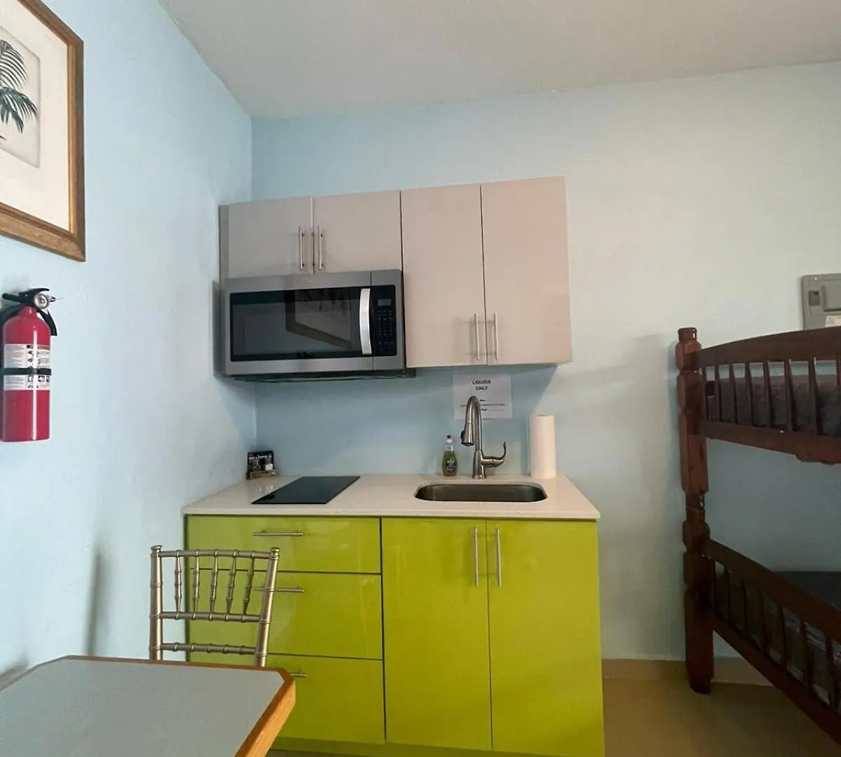 Apartment Private Studio Near Beach-Full Bath, Kitchenette, Sleeps 2, Unit 5 San Juan